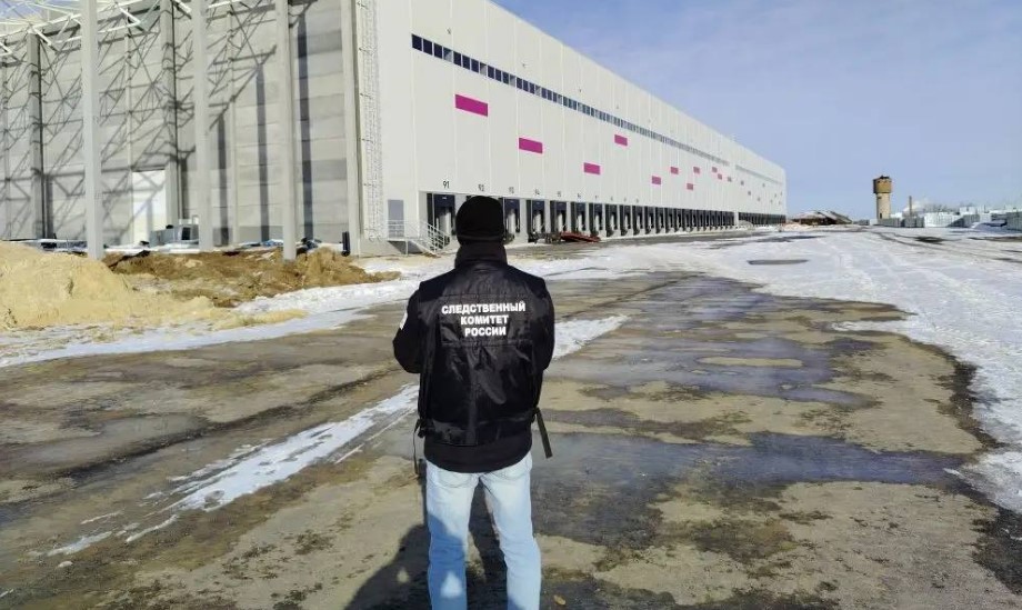 В Саратове рабочий разбился при падении с высоты на складе Wildberries