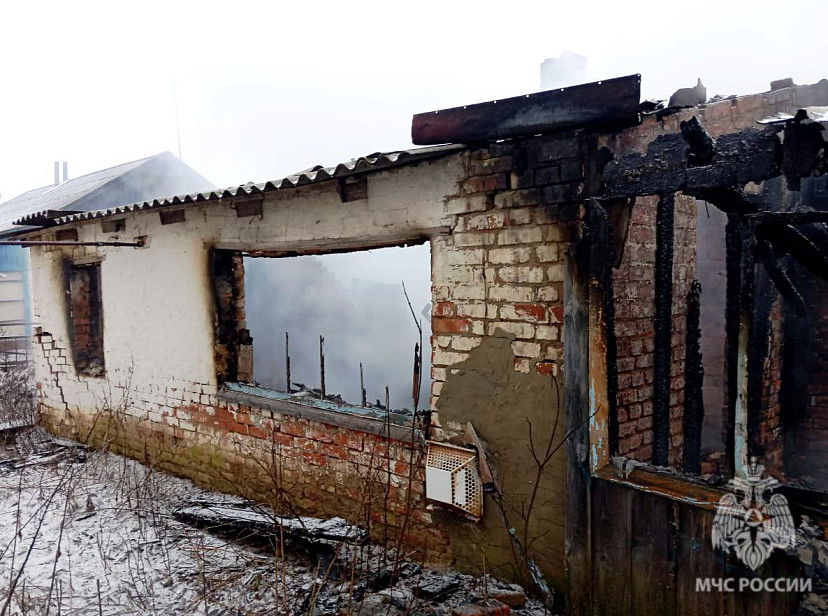 На ночном пожаре в Саратовской области погибли два человека