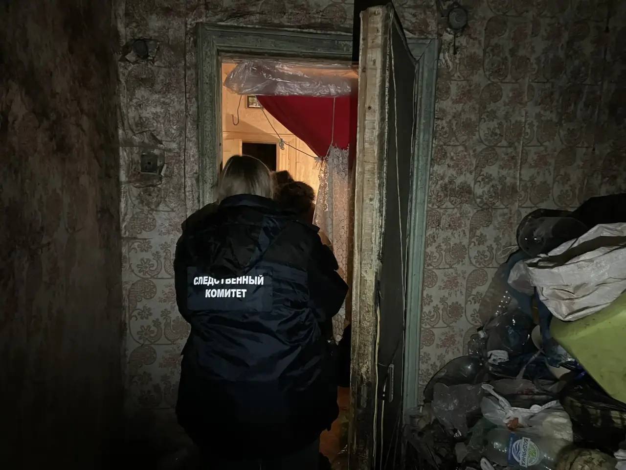 В саратовском селе 7-летняя девочка разбилась насмерть, упав с качелей