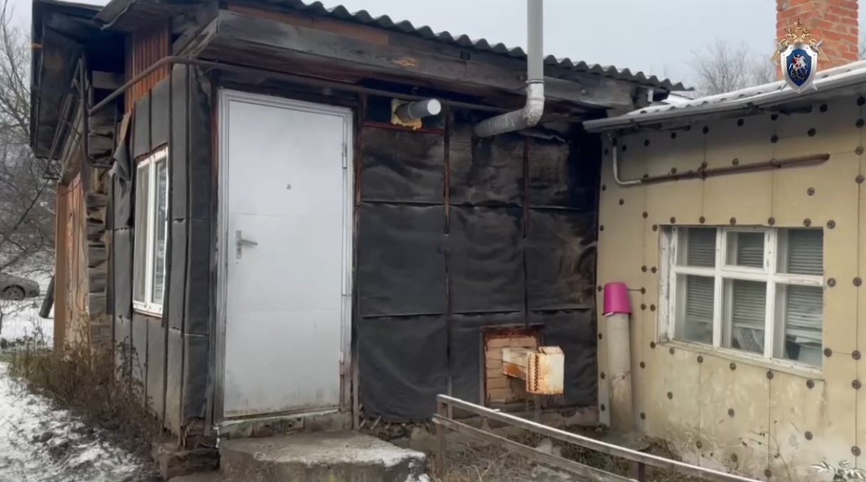 Два человека погибли при пожаре в деревянном доме в Балашове