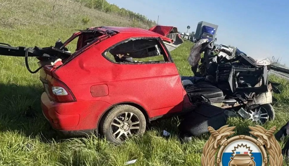 Водитель «Приоры» погиб в столкновении с фурой под Саратовом