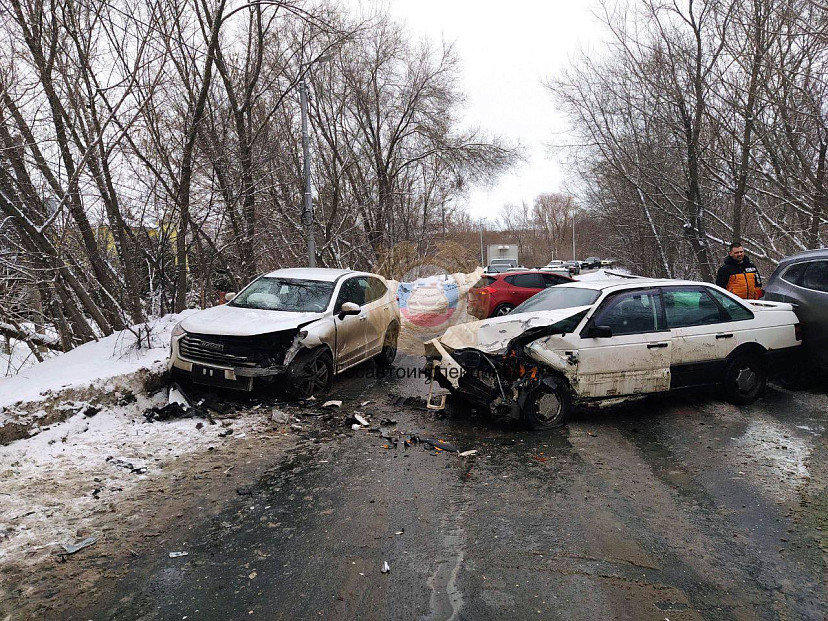 В Саратове водитель Volkswagen покалечился в столкновении с кроссовером