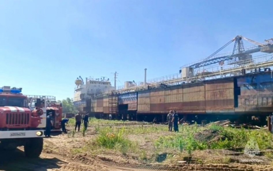 Танкер загорелся на судоремонтном заводе в Балакове Танкер загорелся на судоремонтном заводе в Балакове