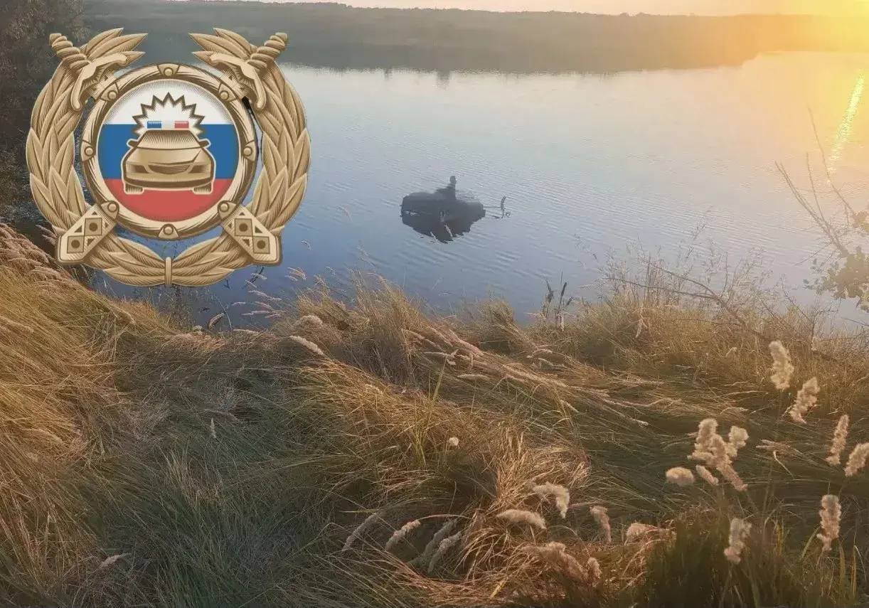 В Саратовской области мужчина на тракторе съехал в пруд и погиб