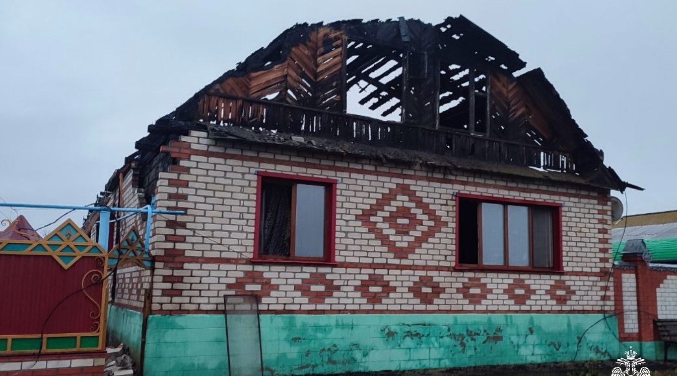 Из-за короткого замыкания в саратовском селе сгорел дом с мансардой