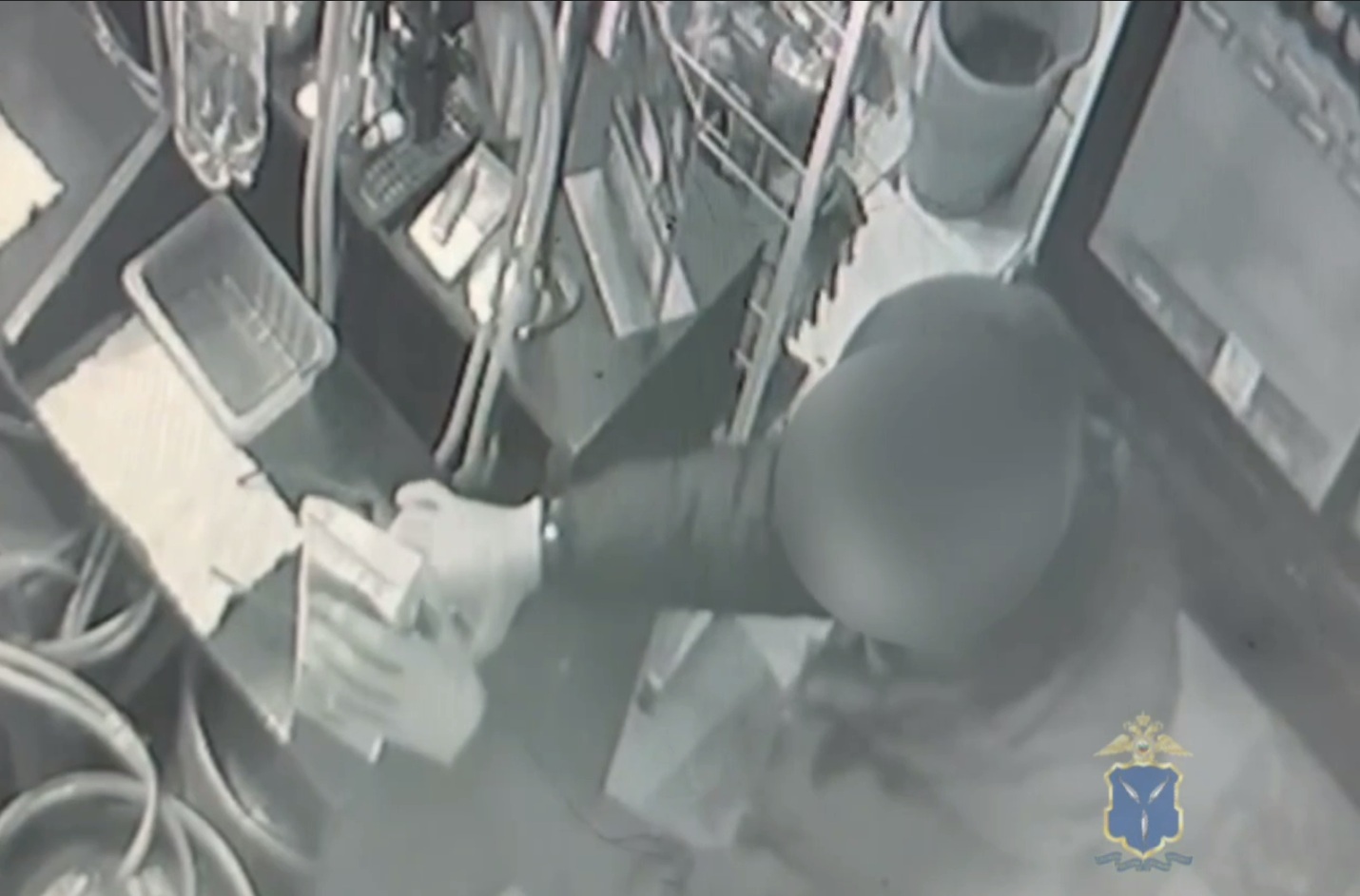 В Волжском районе саратовец обворовал продавщицу под бой курантов