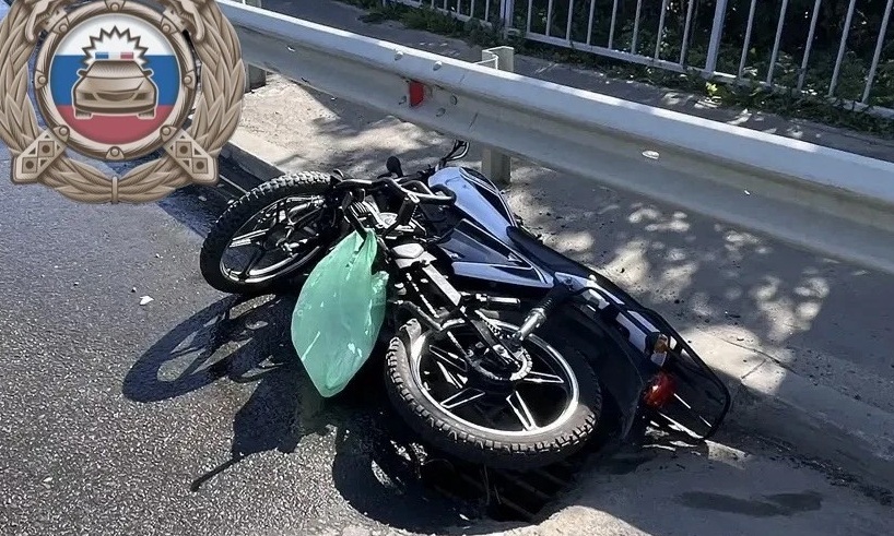 В Аткарске парень на мопеде влетел в отбойник В Аткарске парень на мопеде влетел в отбойник
