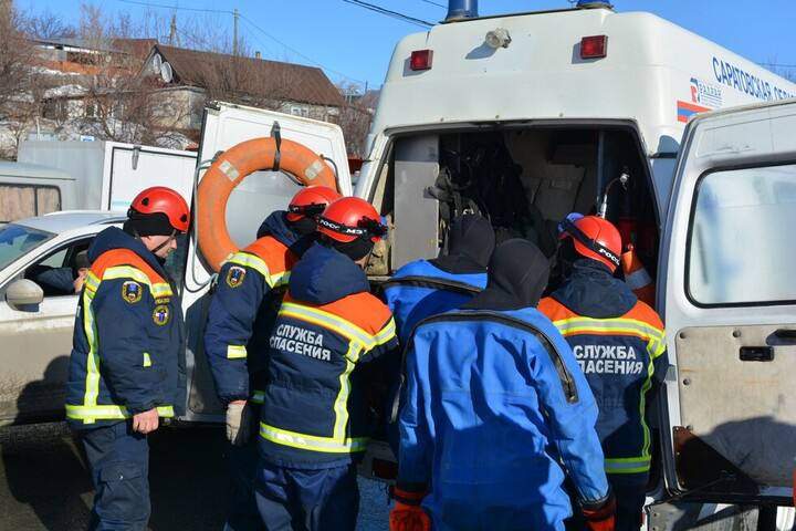 В Балакове прохожий спас провалившегося под лед мужчину