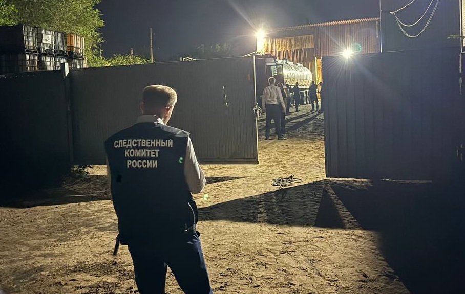 В Энгельсе рабочий погиб во время чистки цистерны В Энгельсе рабочий погиб во время чистки цистерны