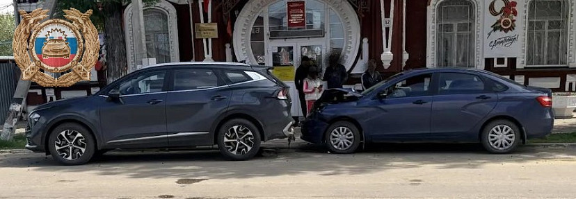 Пожилой саратовец на «Весте» влетел в стоящий кроссовер и попал в больницу Пожилой саратовец на «Весте» влетел в стоящий кроссовер и попал в больницу
