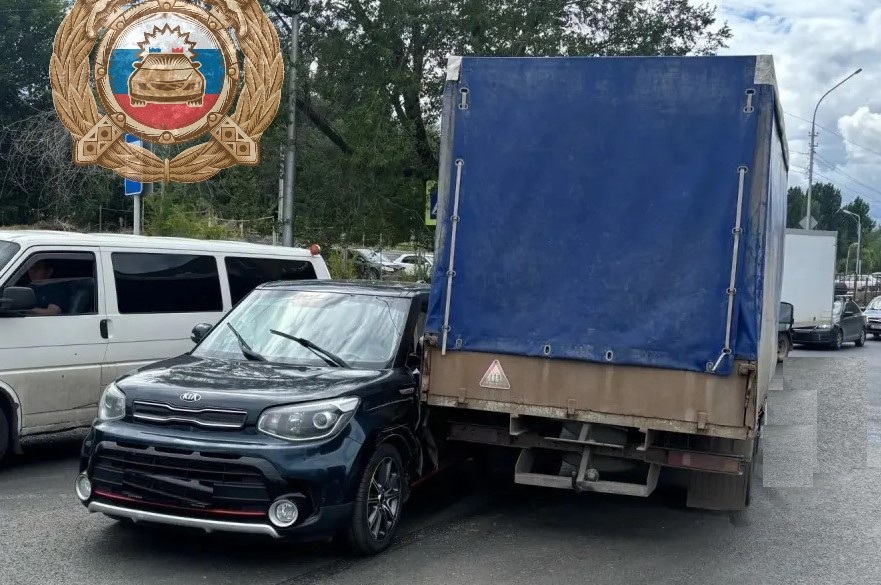 Девочка из Kia пострадала в аварии с грузовиком в Саратове