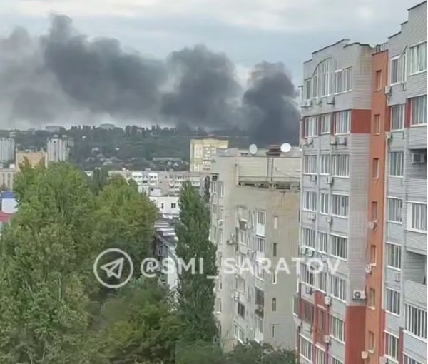 Шесть пожарных расчётов тушат склад в районе Сенного рынка