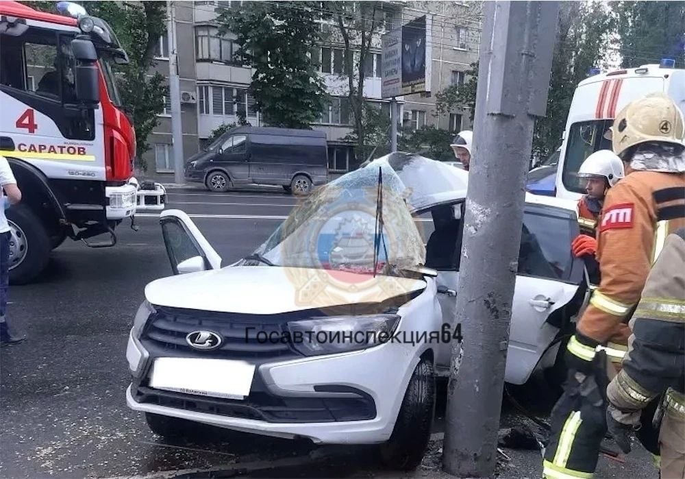 Утром в Саратове водитель «Гранты» влетел в столб и погиб