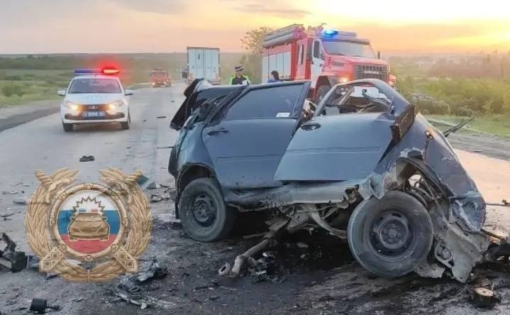 Водитель «Калины» погиб в ДТП с фурами на трассе под Саратовом