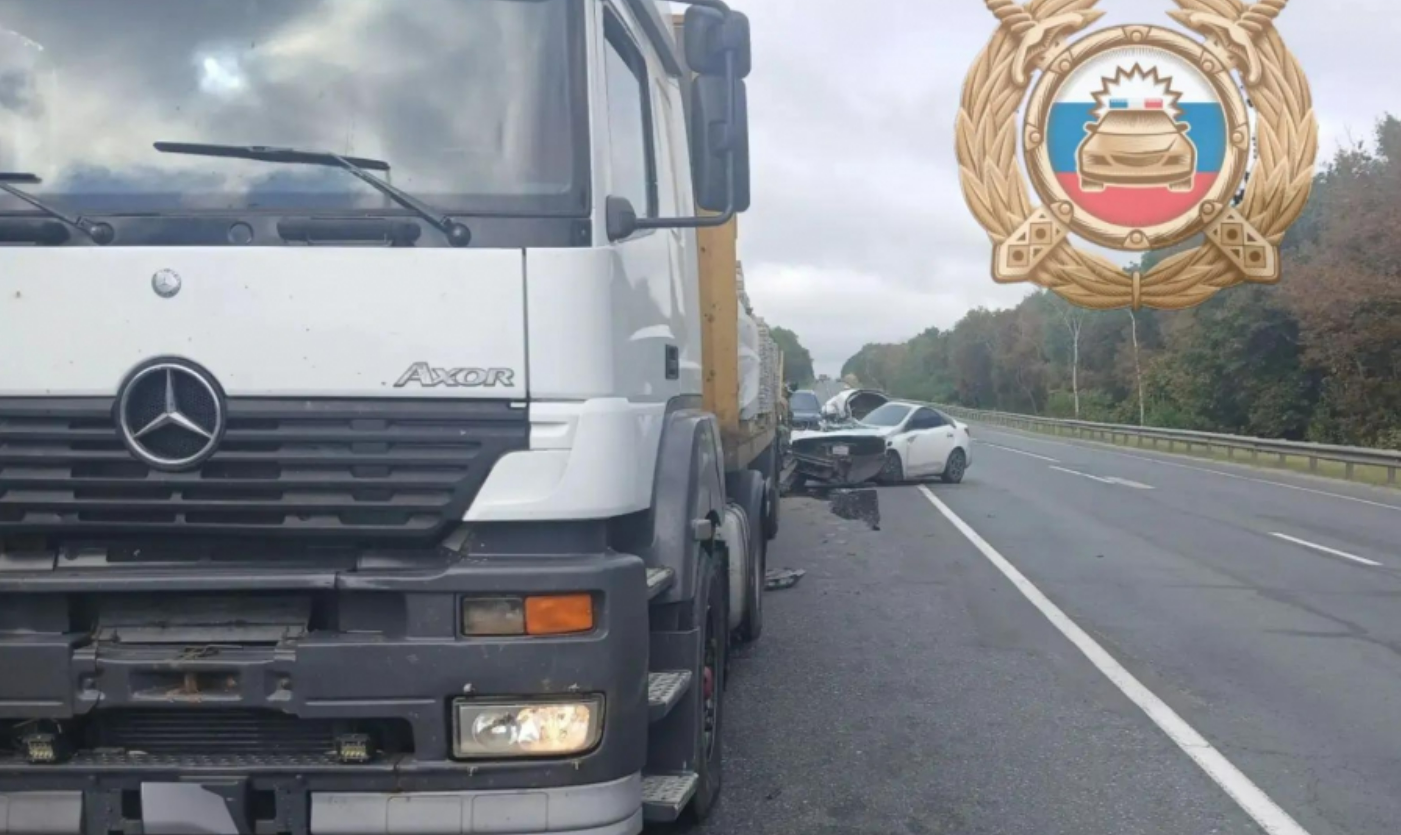 Под Вольском Kia превратилась в груду металла после столкновения с большегрузом Под Вольском Kia превратилась в груду металла после столкновения с большегрузом