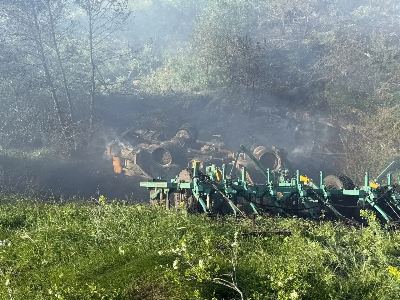 На саратовском поле опрокинулся и загорелся трактор: водитель погиб На саратовском поле опрокинулся и загорелся трактор: водитель погиб