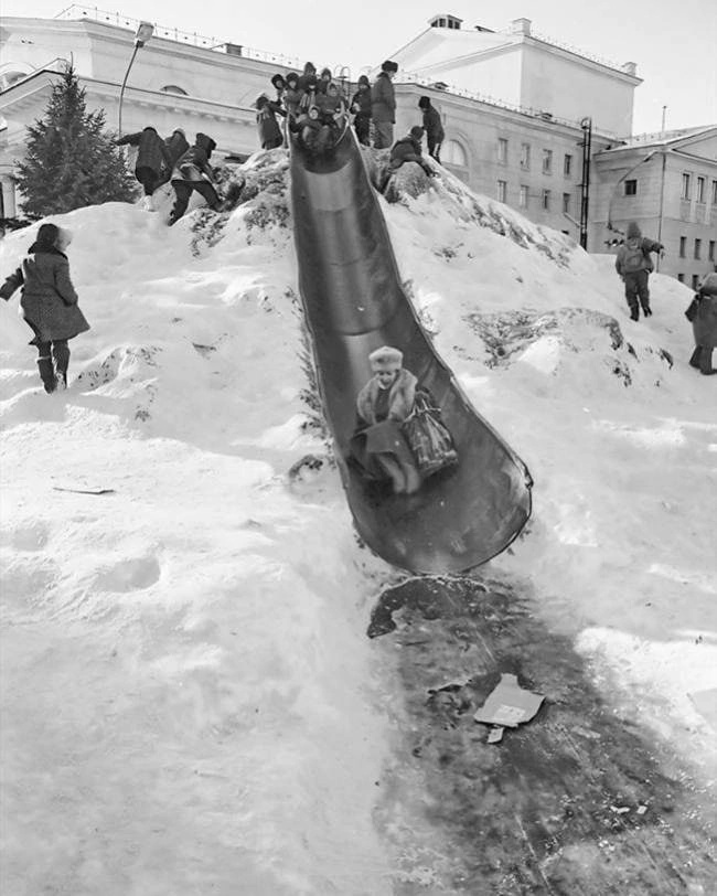 Катание с горки на Театральной площади